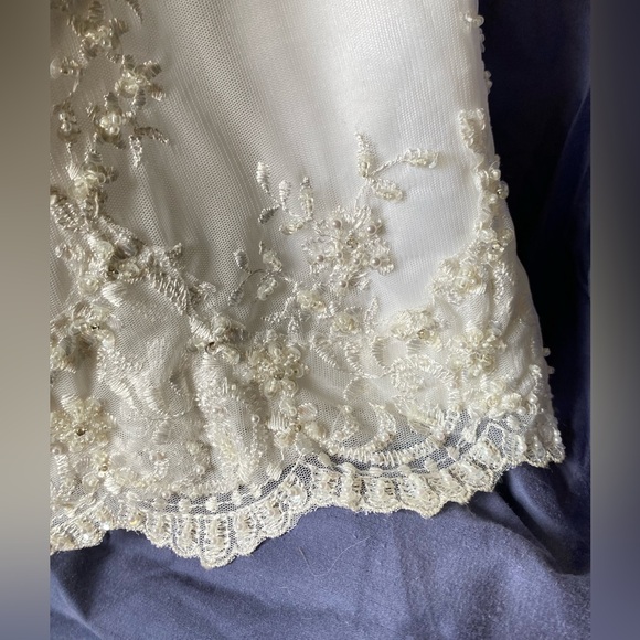 Size 0 Wedding Dress - Picture 16 of 17